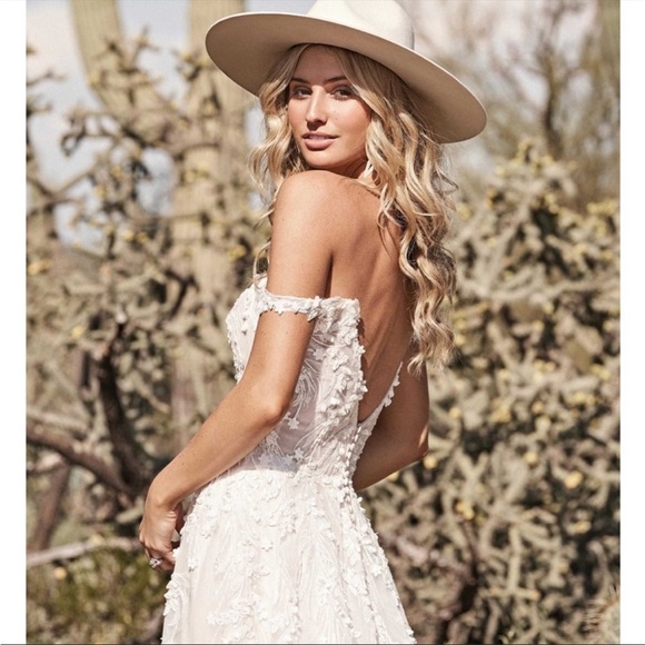 Lilian West Bohemian Off-The-Shoulder A-Line Wedding Gown with Lace Size 14 - Picture 4 of 11